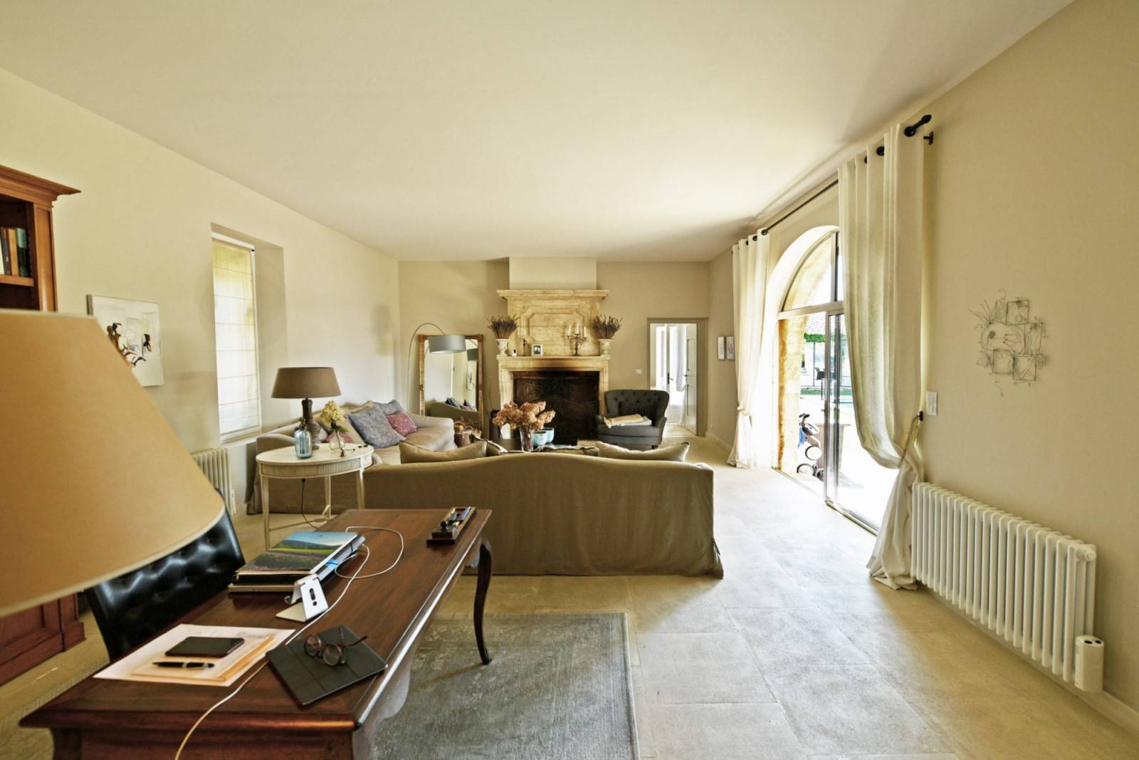 Gordes : Maison en pierres avec piscine en bordure de village   