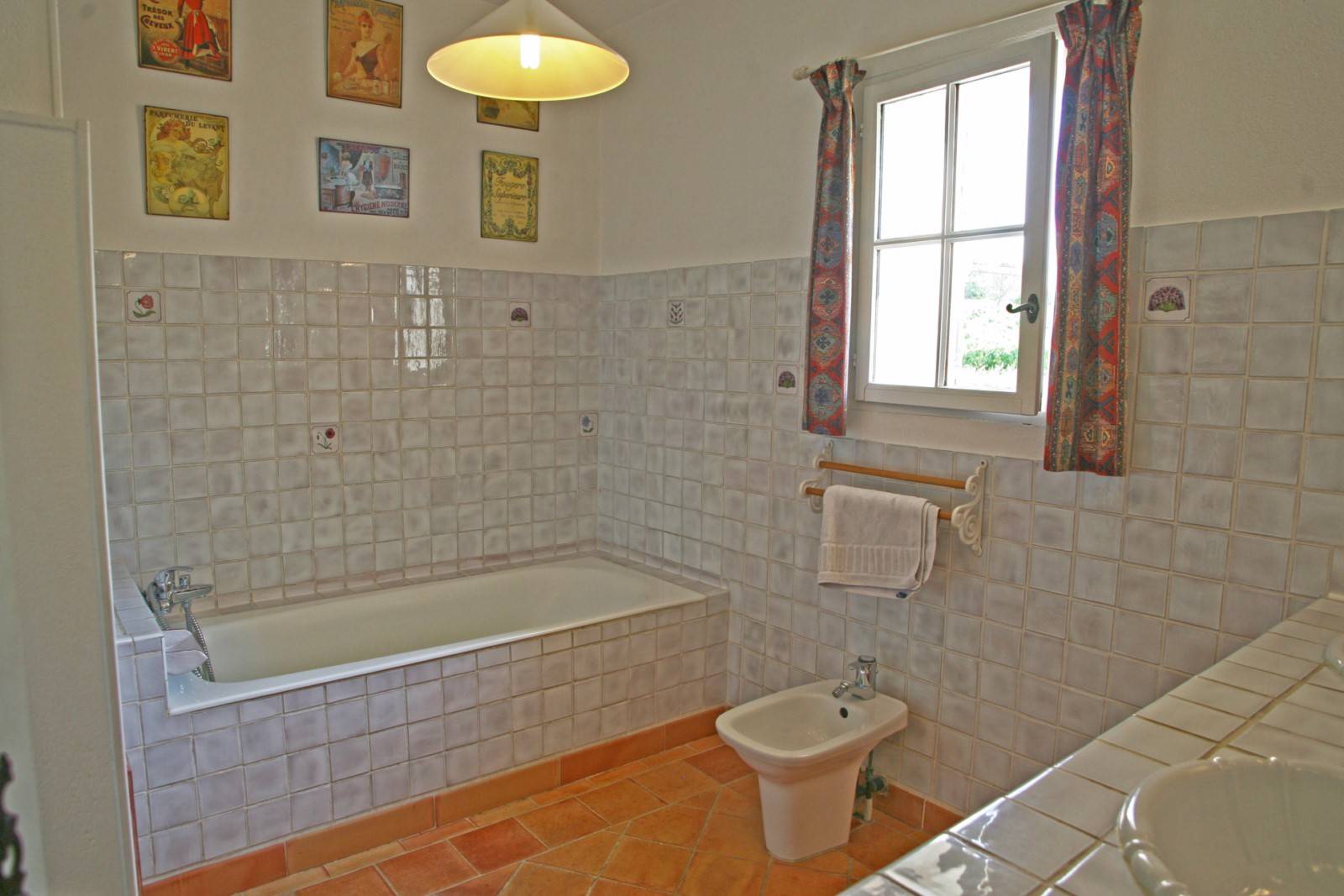 Maison en pierre avec piscine et vue sur le village   