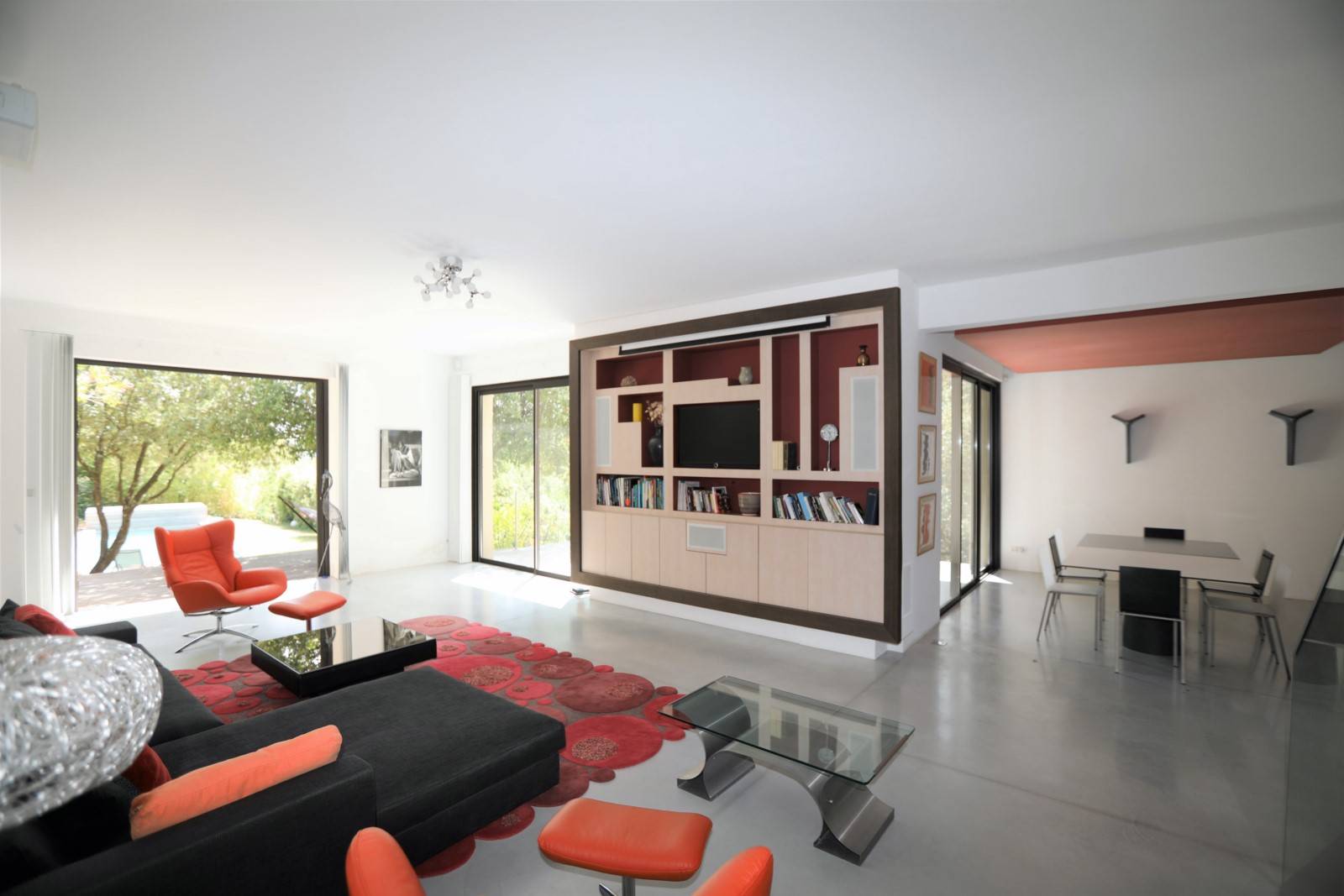 Gordes, maison contemporaine en pierres   