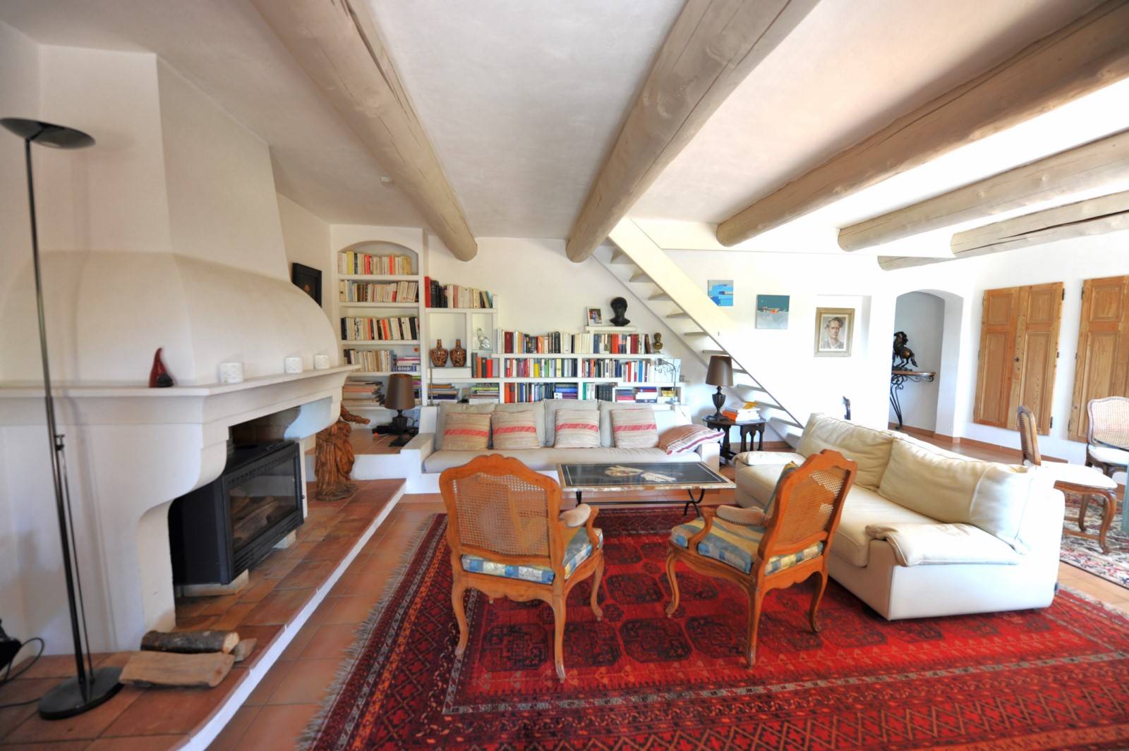 Gordes : Belle maison en pierres sur grand terrain   