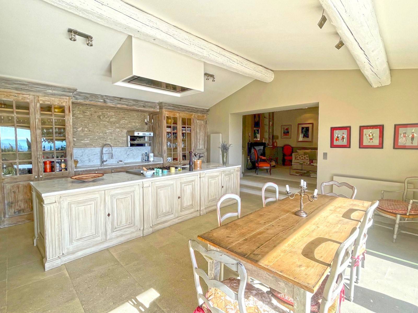 Exclusivité à Gordes, maison de village avec piscine et vue dominante   
