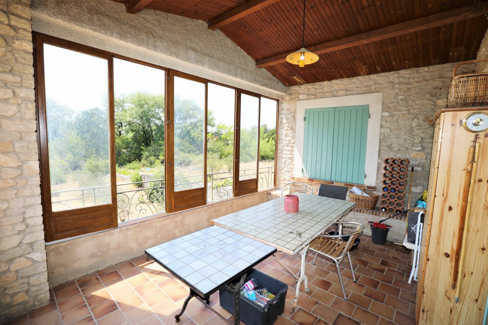 Hameau de Gordes, maison mitoyenne à rénover avec vue sur le Luberon   