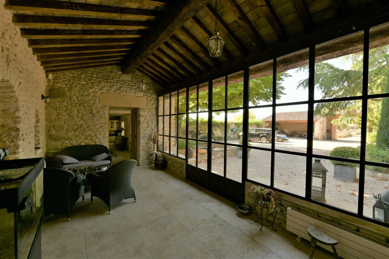 Verrière dans maison traditionnelle en Provence proche de Gordes