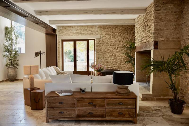 Proche d’Oppède, superbe bastide rénovée sur 1 hectare avec piscine, bénéficiant d'une magnifique vue sur le Luberon.