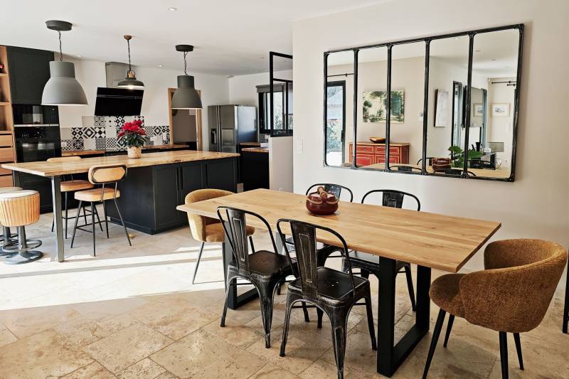 A la vente à Gordes, maison de plain-pied en pierre avec piscine et garage dans quartier résidentiel calme.