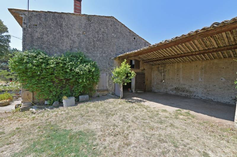 Authentique mas en pierre à rénover, entre Gordes, Cabrières-d’Avignon et Ménerbes, face au Luberon, sur plus de 2,3 ha avec vues exceptionnelles.