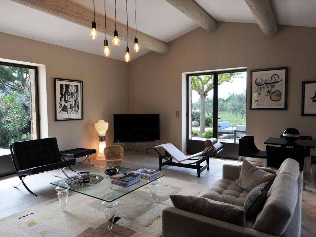 A vendre à Gordes, superbe Mas en pierres, entièrement rénové avec piscine et vues sur le Luberon.
