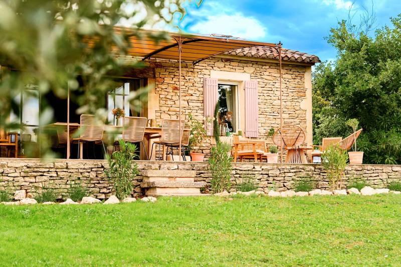 Sur les hauteurs de Gordes, à vendre, propriété de 8 500 m² avec deux maisons indépendantes et piscine.