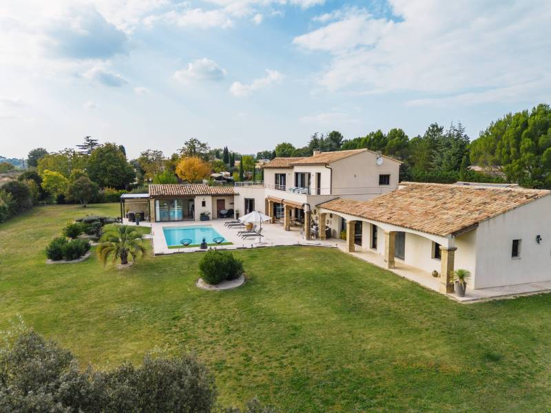 Villa contemporaine avec piscine, pool house sur grand terrain paysagé et vues sur le Luberon à proximité de Roussillon