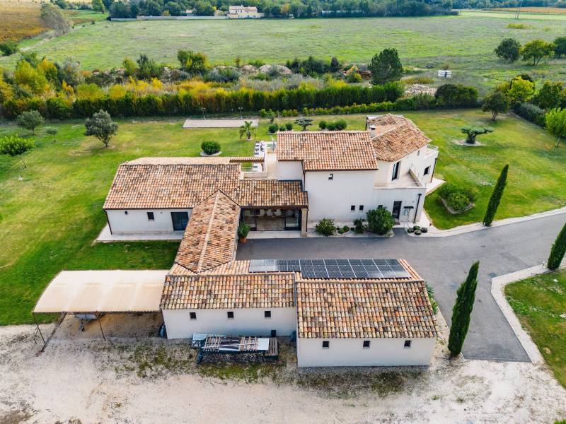 Villa contemporaine avec piscine, pool house sur grand terrain paysagé et vues sur le Luberon à proximité de Roussillon