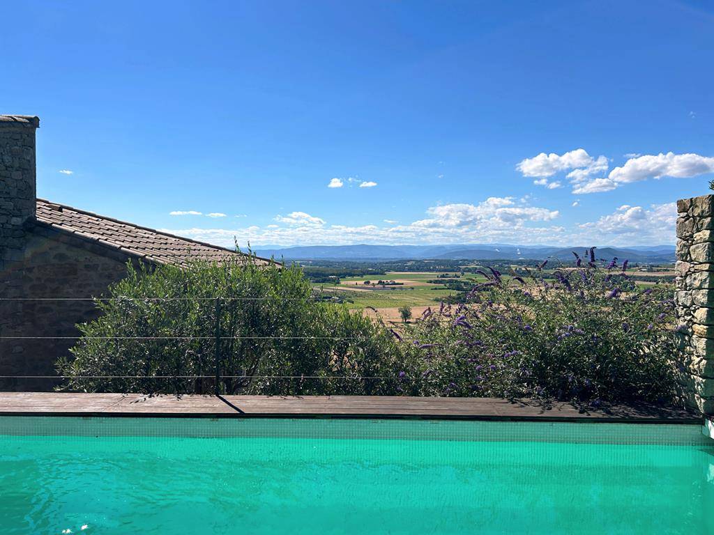 Drôme provençale : maison contemporaine rénovée avec vues   