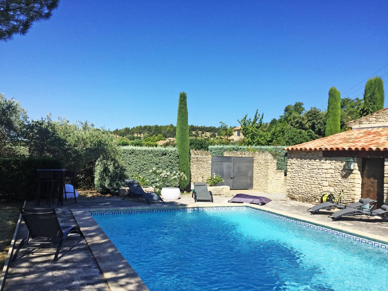 Piscine avec vue panoramique sur le Luberon en Provence propriété de  prestige en pierres de Gordes en vente chez Rosier