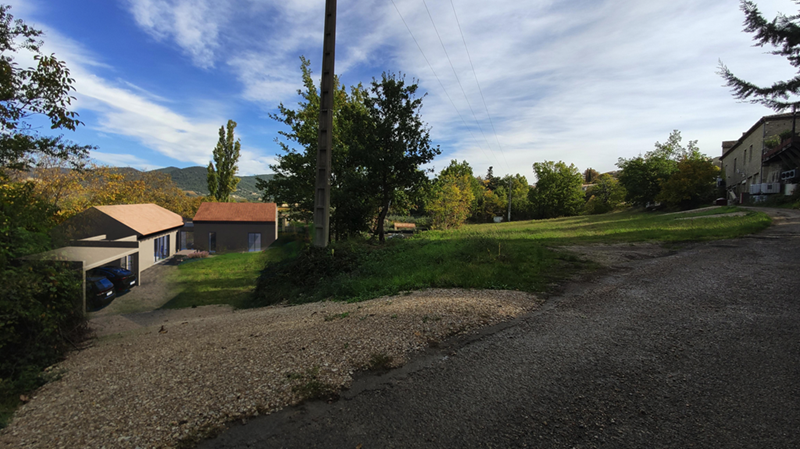 Terrain constructible avec vue dégagée sur la campagne de Faucon   