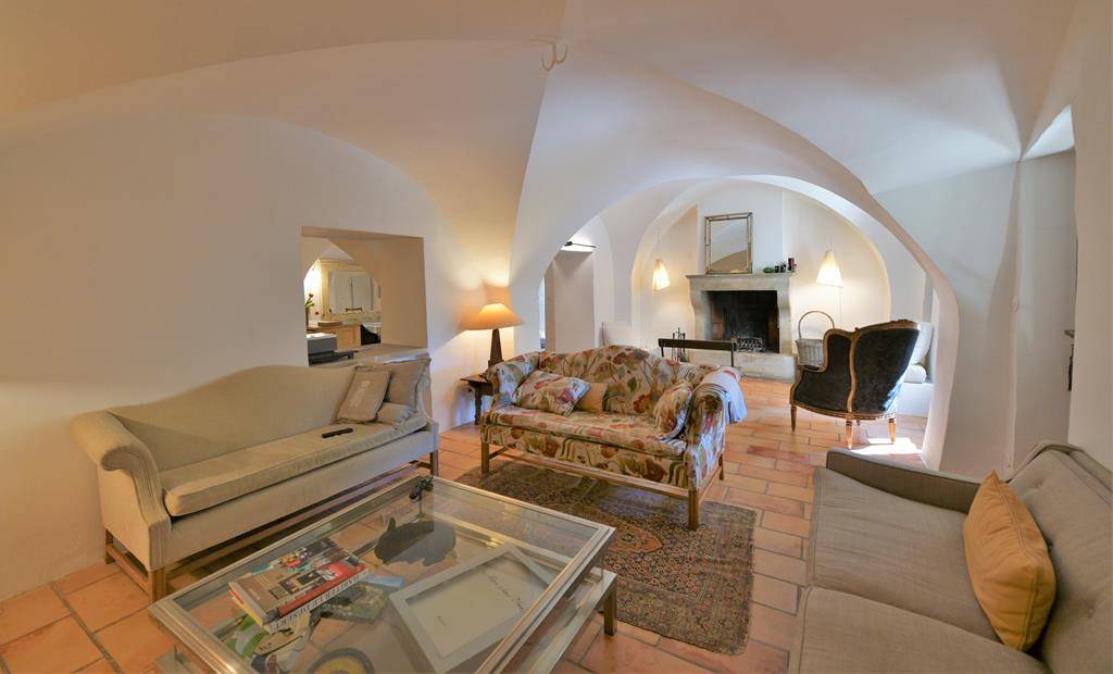 Maison de village avec cour et bassin au cœur de Cabrières-d'Avignon   