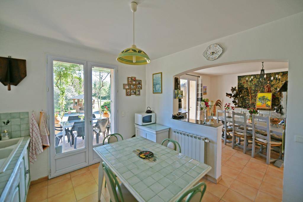Entre Lacoste et Ménerbes, villa avec piscine face au Luberon   