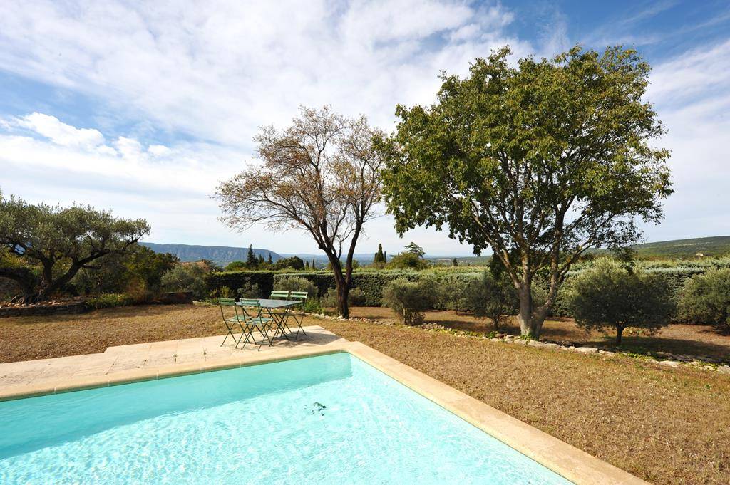 Gordes, ancienne magnanerie du 19e siècle authentique avec bories et piscine offrant de magnifiques vues sur le Luberon.