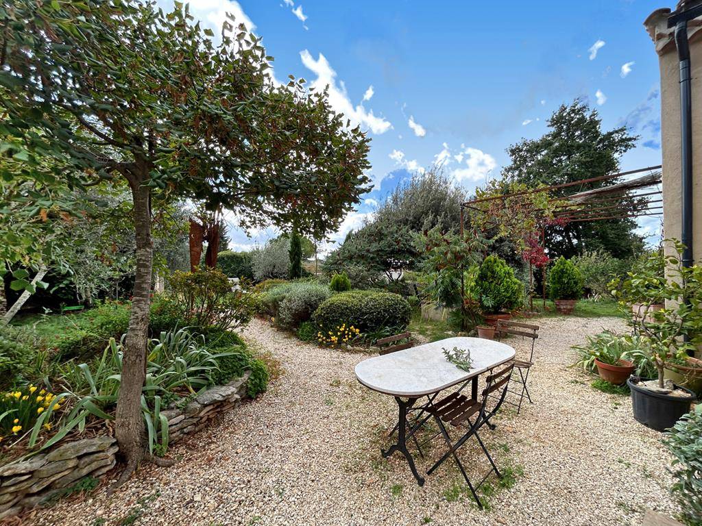 Maison de charme aux lignes contemporaines avec jardin luxuriant et bassin   