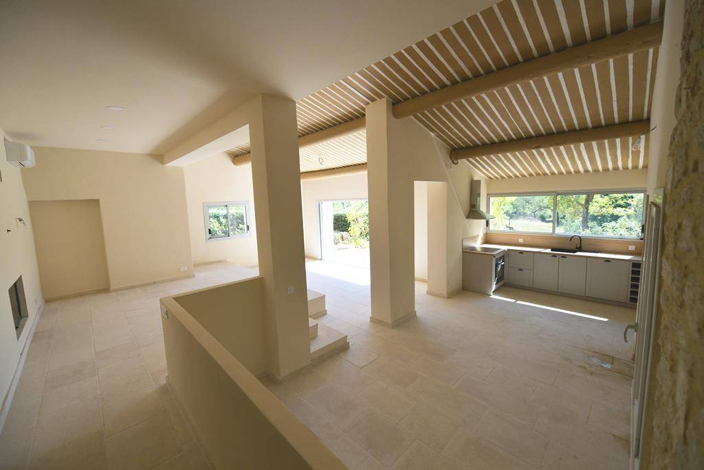 Face au Luberon et à quelques minutes des villages de Roussillon et Goult, maison rénovée avec soin.