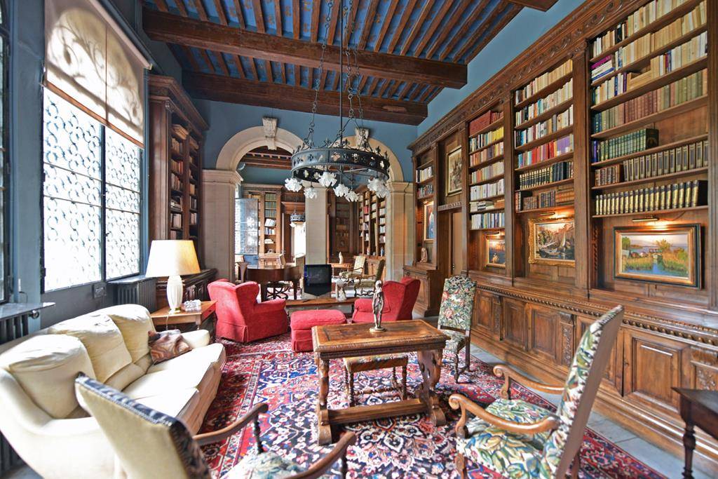 A la vente, élégant hôtel particulier Renaissance à rénover avec jardin, annexes et appartements indépendants au centre de l'Isle-sur-la-Sorgue.