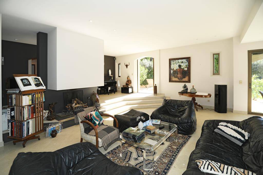 Au pied du Luberon, maison de qualité sur terrain paysagé   