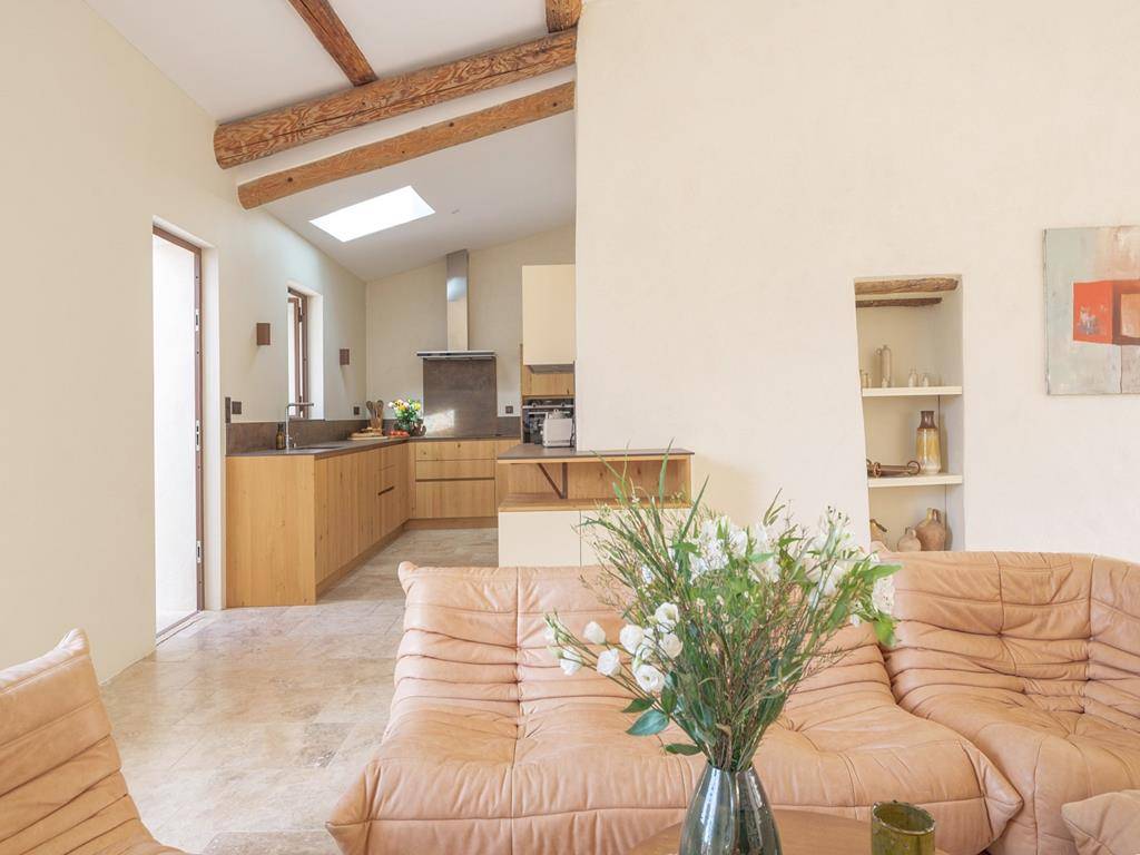 Pittoresque maison de village avec bassin provençal et vue panoramique   