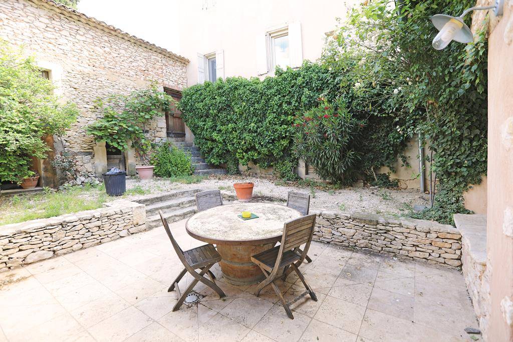 Belle propriété sur les hauteurs de Saint-Saturnin-Les-Apt avec vue dominante   
