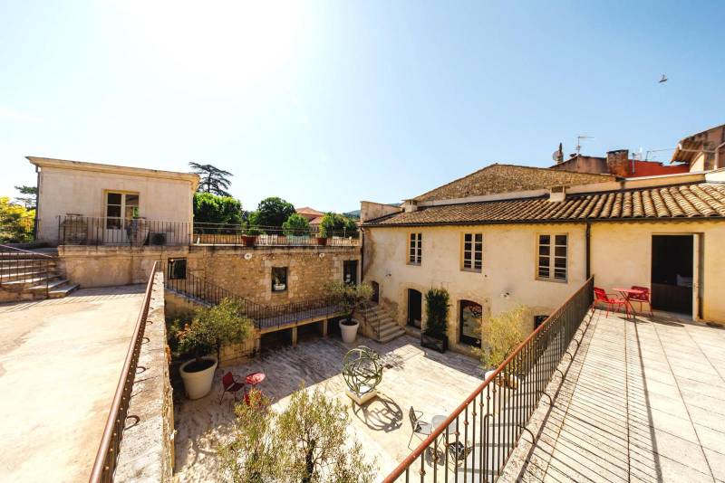 Bastide de ville du XVIIe siècle au cœur du Luberon, ancien couvent réhabilité, organisée autour d’un vaste patio central, offrant plus de 1 600 m².