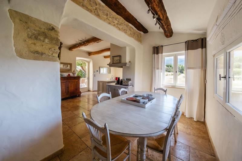 Vente dans le Luberon, élégante propriété en pierres avec vues sur Bonnieux et Lacoste, récemment restaurée et de nombreuses prestations.