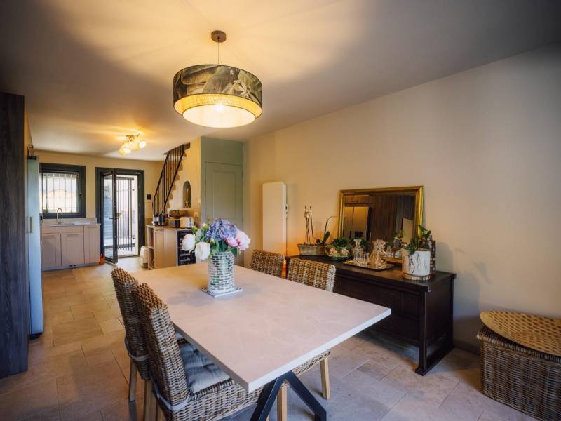 BIEN VENDU - Proche de Gordes, maison de hameau avec mitoyenneté, parfaitement restaurée avec jardin en restanques, piscine et parking.
