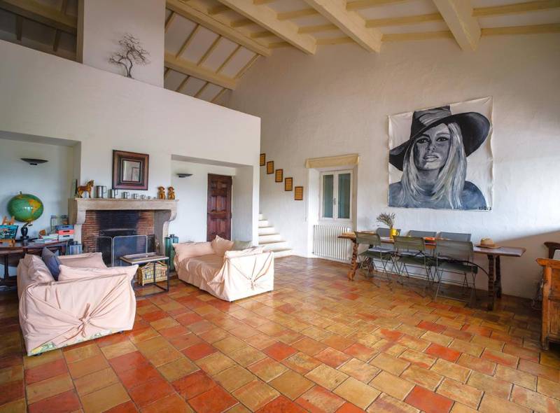 Gordes, belle propriété en pierres avec dépendance, piscine et terrasses, offrant des vues panoramiques sur le Luberon.