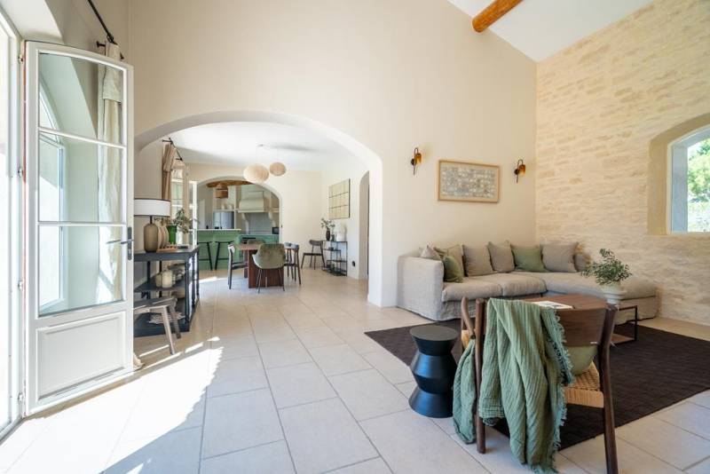 A quelques minutes du centre du village de Gordes, maison en pierres, rénovée, avec piscine dans un quartier calme.