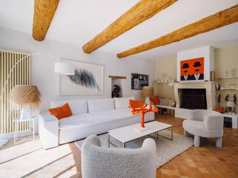 Maison du XIXᵉ siècle restaurée en plein cœur d'un hameau de Gordes offrant charme et confort moderne.