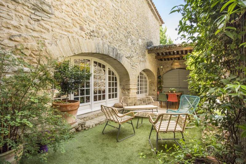 Maison de caractère de près de 320 m² avec cour intérieure, piscine et appartement indépendant de près de 135 m2 à Lagnes.