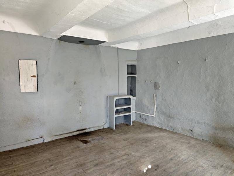 A vendre à Lioux, magnifique ferme en pierres à restaurer totalement avec beaucoup de potentiel et de charme.