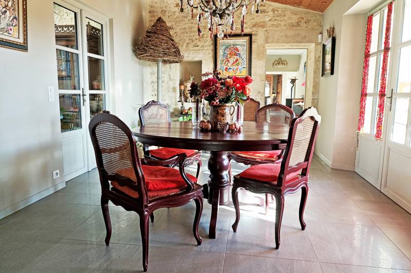 A Gordes, élégante maison de hameau en pierres restaurée avec terrasses, piscine et vue sur le Luberon.