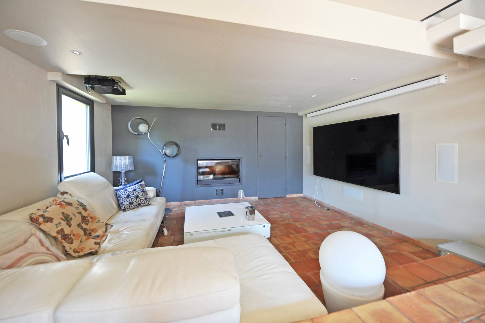 Ménerbes, maison contemporaine spacieuse avec piscine   
