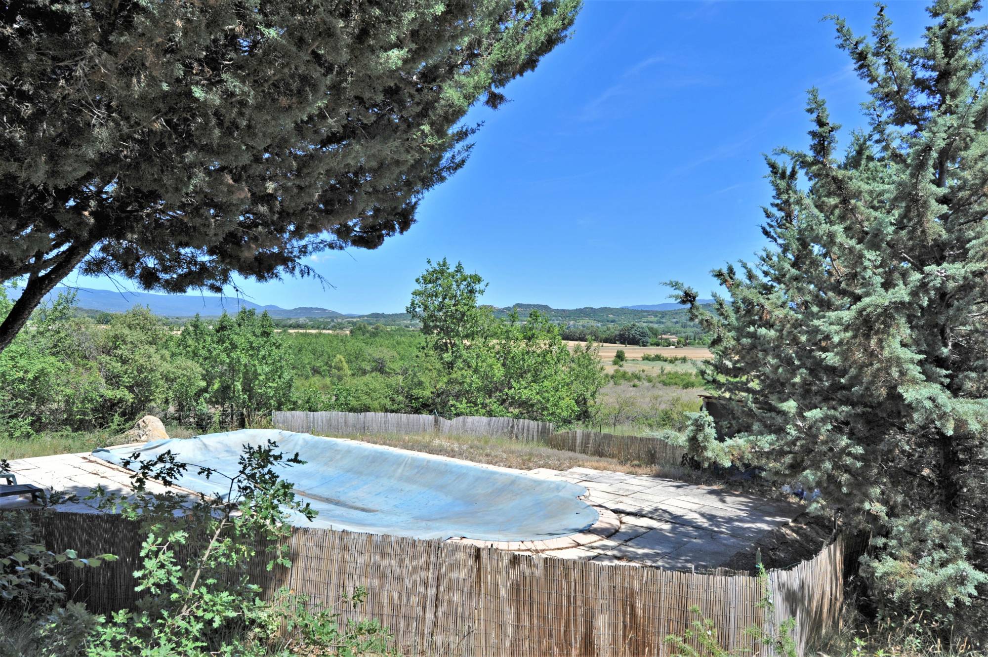Gordes, maison de plain-pied à rénover avec très jolie vue   