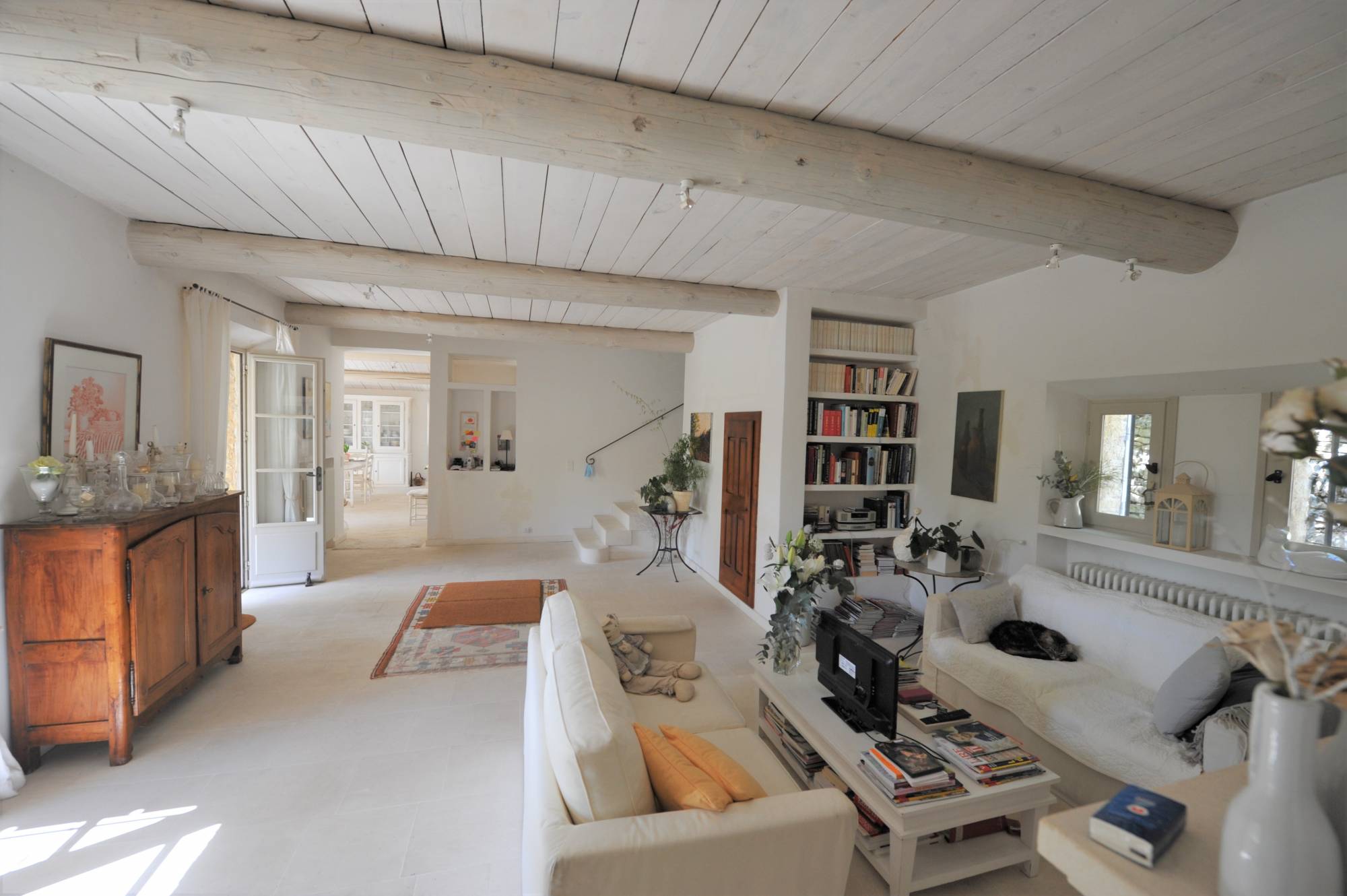 Exclusivité à Gordes - Maison en pierres sur terrain arboré avec piscine   