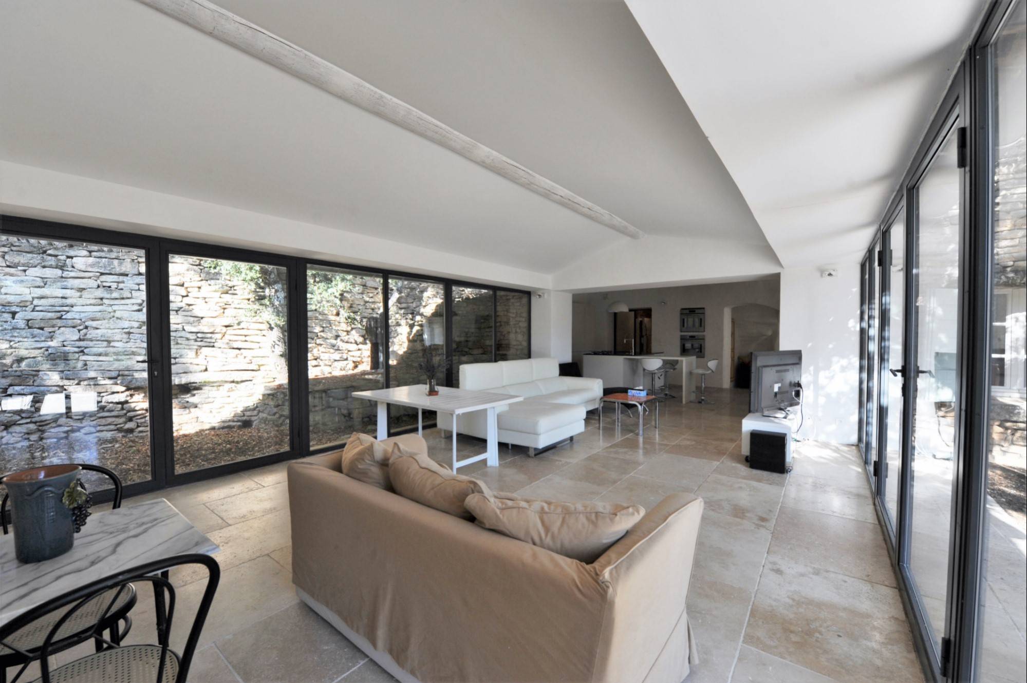 Gordes, ferme rénovée avec piscine sur terrain d'un hectare   