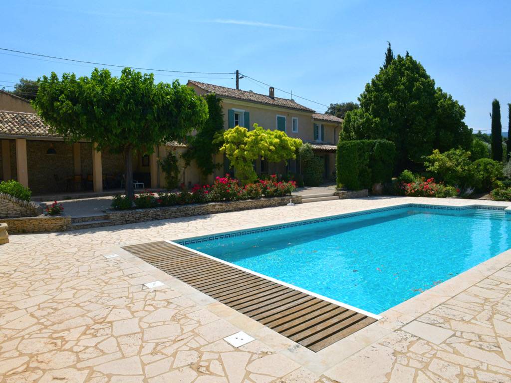 PROPRIETE EN POSITION DOMINANTE DE 290 m² AVEC JARDIN ET PISCINE    