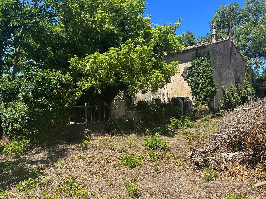 Gordes Ferme à restaurer et terrains constructibles   