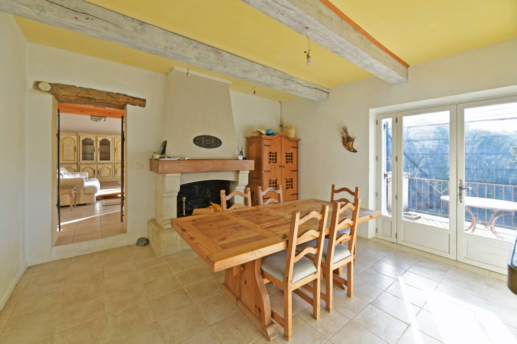 Ménerbes : propriété de village avec piscine, dépendances et vue.   