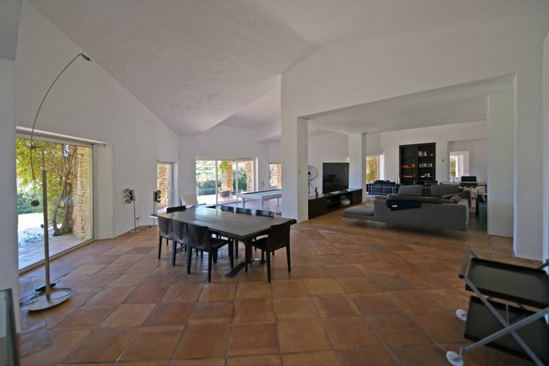 grand séjour contemporain avec terres cuites