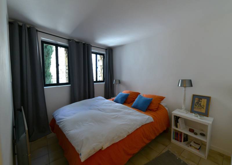 Joucas, maison de village avec vues.