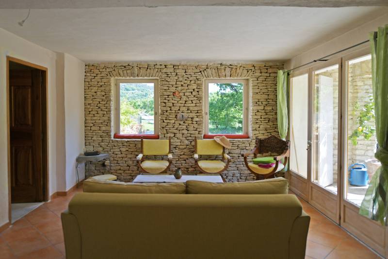 Murs: maison en pierres avec piscine et jardin paysagé dans la campagne, à quelques km de Gordes.