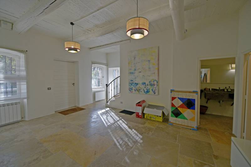 Belle propriété familiale composée d’un mas de charme rénové, avec piscine et dépendances, idéalement située au pied du Luberon.