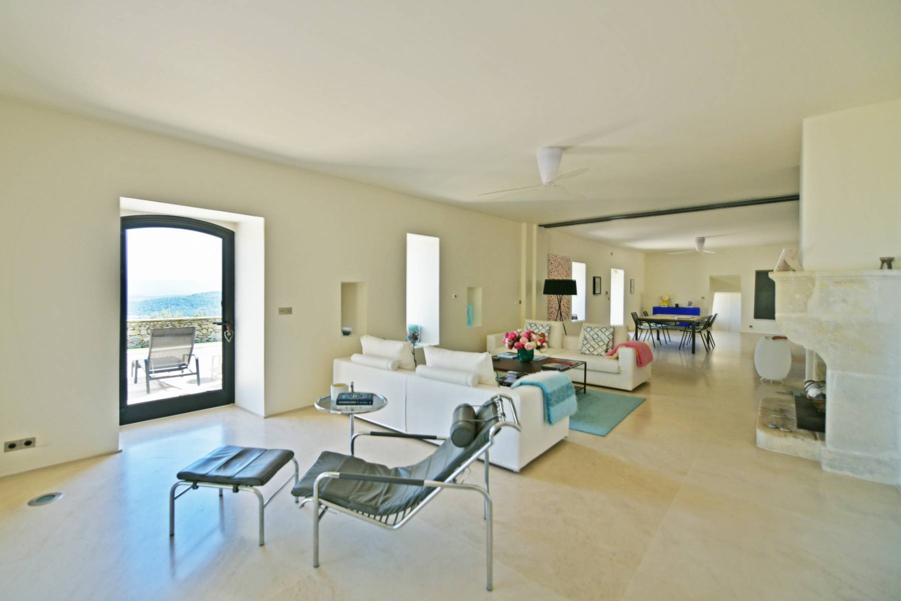 En exclusivité - authentique ferme à la rénovation contemporaine sur 6 hectares en situation extraordinaire à Gordes face à la vallée du Luberon.