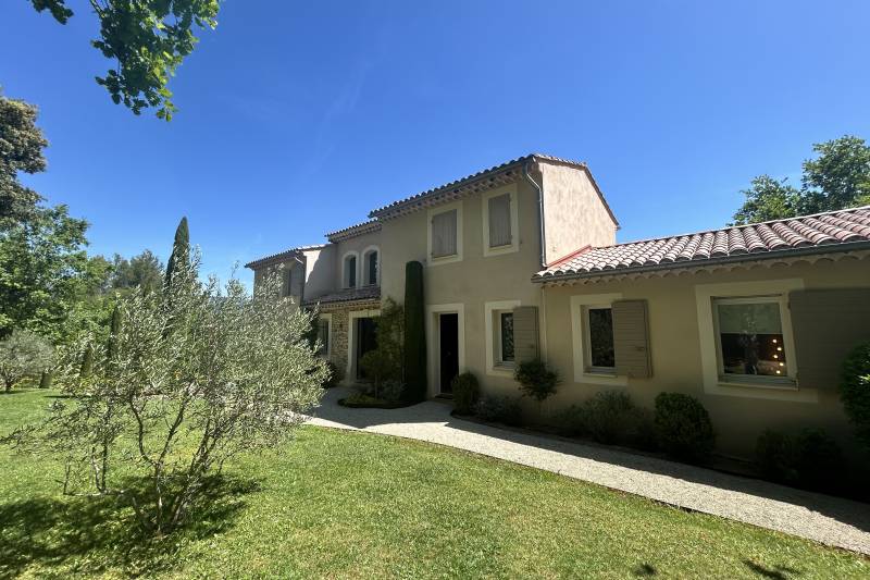 À Saint-Saturnin-lès-Apt, élégante propriété avec vue panoramique sur le Luberon, au cœur d’un parc paysager de 5 620 m² avec piscine.
