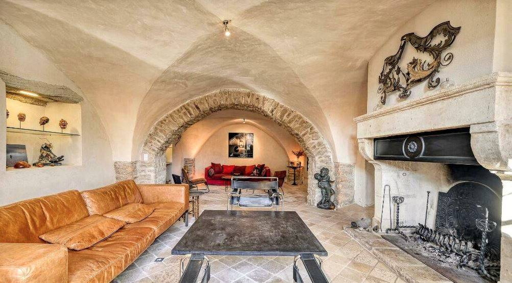 au coeur de Cabrières-d'Avignon, très belle maison de village entièrement rénovée    