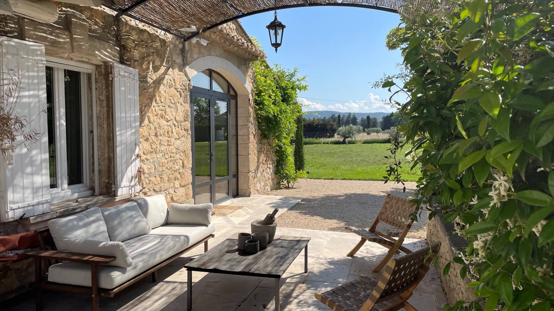 Au pied du Luberon, superbe mas entièrement rénové   